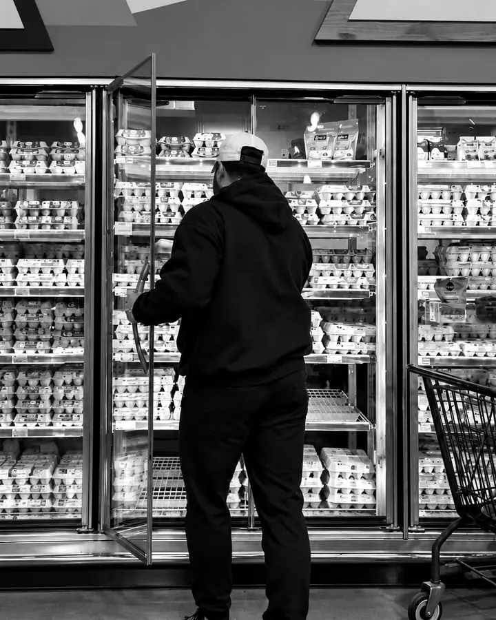 Shayan grocery shopping, showing hands-on nutrition coaching